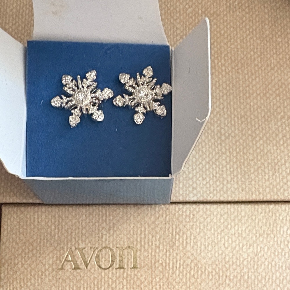 Vintage 2005 Avon Snowflake Stud Earrings Dimensional Silver Rhinestone NIB - Picture 8 of 10